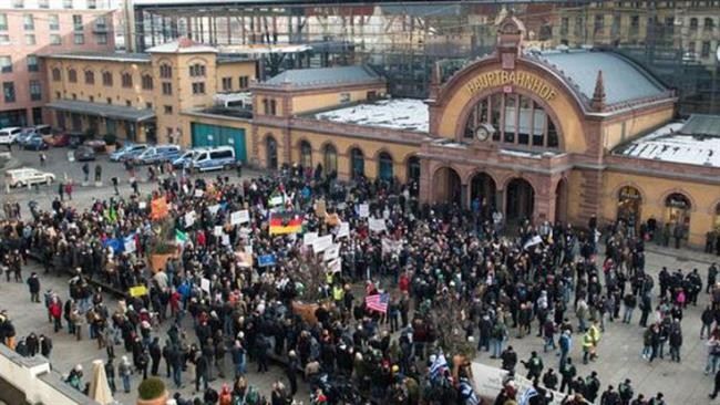 Жители Ганновера обвинили Меркель в поддержке "нацистов на Украине"