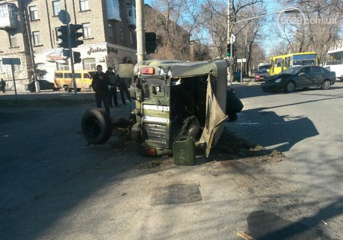 Пьяные солдаты ВСУ в Мариуполе протаранили авто, пытаясь проскочить на красный сигнал светофора Пьяные солдаты ВСУ в Мариуполе протаранили авто, пытаясь проскочить на красный сигнал светофора