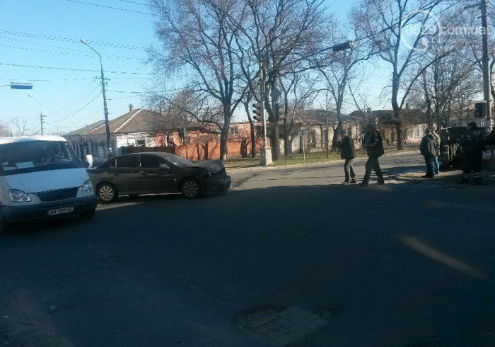 Пьяные солдаты ВСУ в Мариуполе протаранили авто, пытаясь проскочить на красный сигнал светофора Пьяные солдаты ВСУ в Мариуполе протаранили авто, пытаясь проскочить на красный сигнал светофора