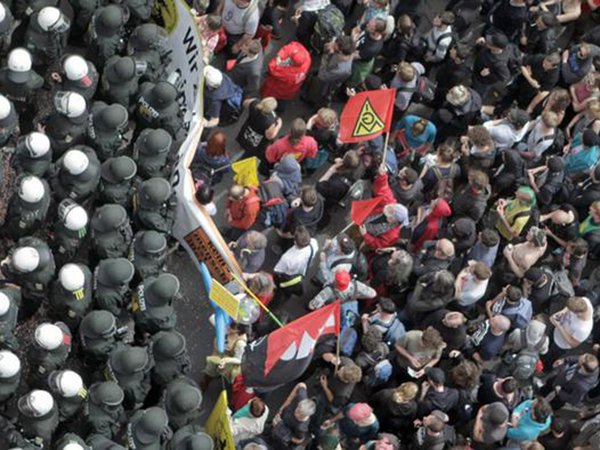 Хорошо смеётся тот, кто не клоун. О беспорядках во Франкфурте