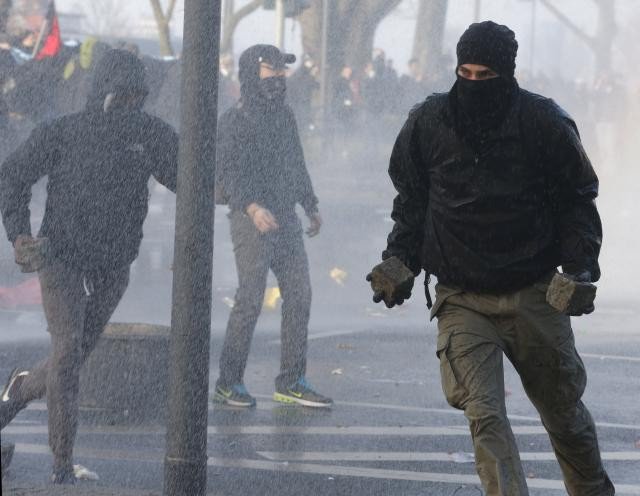 Хорошо смеётся тот, кто не клоун. О беспорядках во Франкфурте