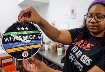 На магазинах в Техасе появились наклейки со словами «только для белых»