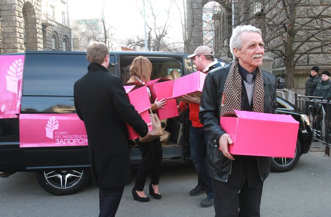 Запорожцы собрали 43 тыс. подписей в поддержку специального статуса области Запорожцы собрали 43 тыс. подписей в поддержку специального статуса области