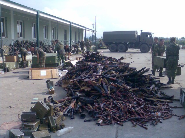 Глава ЛНР подписал указ о разоружении ополчения Глава ЛНР подписал указ о разоружении ополчения