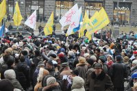 "Марш белых платочков" в Киеве: активисты отправились к НБУ и Кабмину "Марш белых платочков" в Киеве: активисты отправились к НБУ и Кабмину