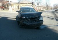 Пьяные солдаты ВСУ в Мариуполе протаранили авто, пытаясь проскочить на красный сигнал светофора