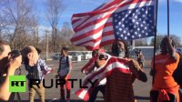 Протестующие в Фергюсоне рвут в клочья американские флаги