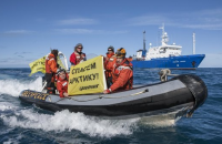 Активисты Greenpeace "атаковали" российский танкер в порту Гамбурга