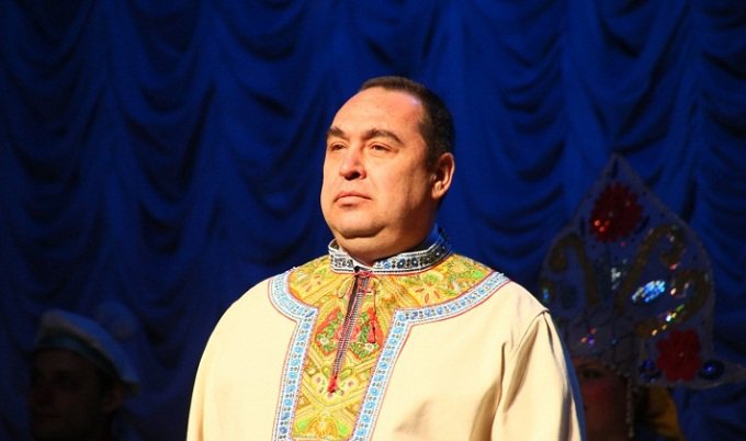 Лидер ЛНР взорвал Сеть, выйдя на сцену в костюме богатыря (ФОТО) Лидер ЛНР взорвал Сеть, выйдя на сцену в костюме богатыря (ФОТО)