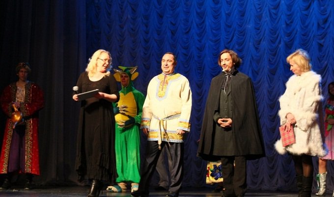 Лидер ЛНР взорвал Сеть, выйдя на сцену в костюме богатыря (ФОТО) Лидер ЛНР взорвал Сеть, выйдя на сцену в костюме богатыря (ФОТО)