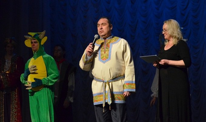 Лидер ЛНР взорвал Сеть, выйдя на сцену в костюме богатыря (ФОТО) Лидер ЛНР взорвал Сеть, выйдя на сцену в костюме богатыря (ФОТО)