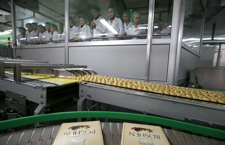 ОМОН выпускает персонал из фабрики Roshen в Липецке