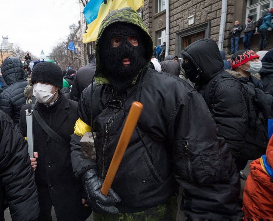 В Киеве толпа боевиков в камуфляже набросилась на коммерсанта, отказывающегося платить за крышевание.