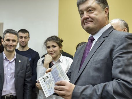 Порошенко с биометрическим паспортом