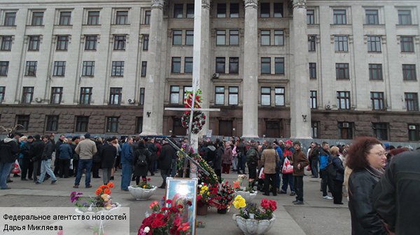 «Правый сектор» пытался разогнать дубинками траурный марш одесситов 