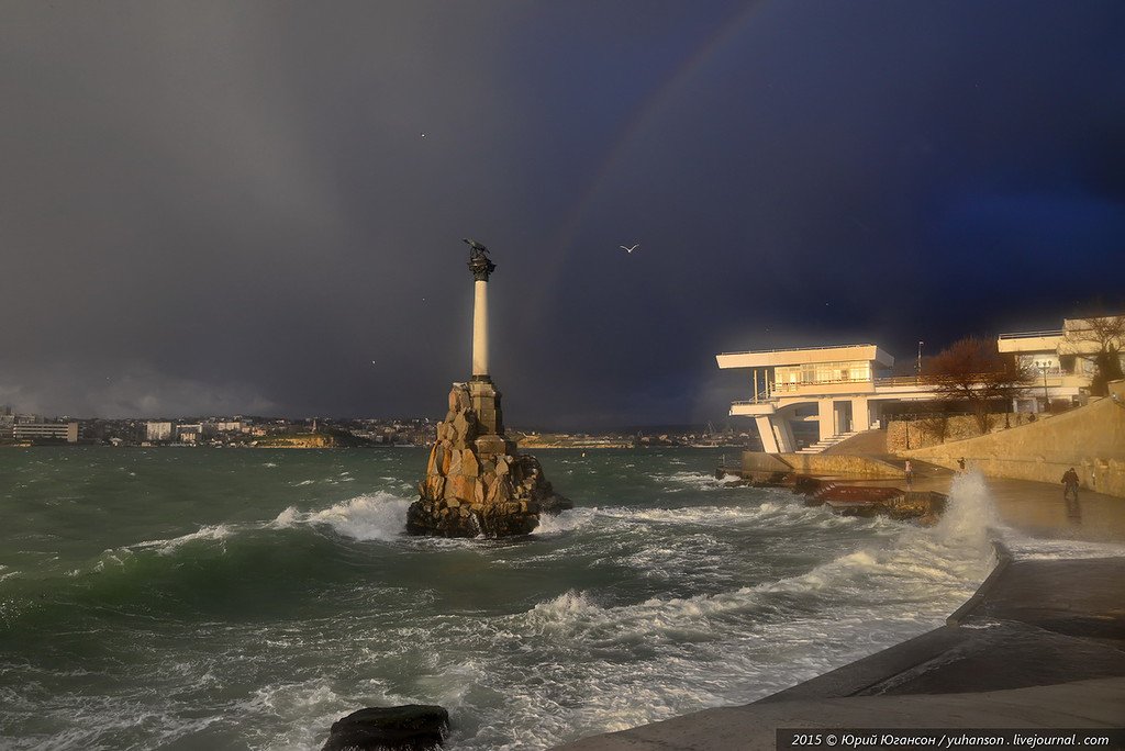 В Севастополе радуга и шторм. В Севастополе радуга и шторм.