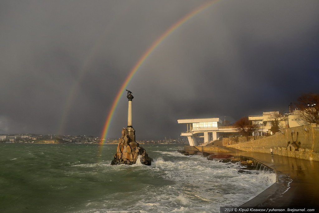 В Севастополе радуга и шторм. В Севастополе радуга и шторм.