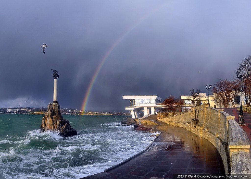 В Севастополе радуга и шторм. В Севастополе радуга и шторм.