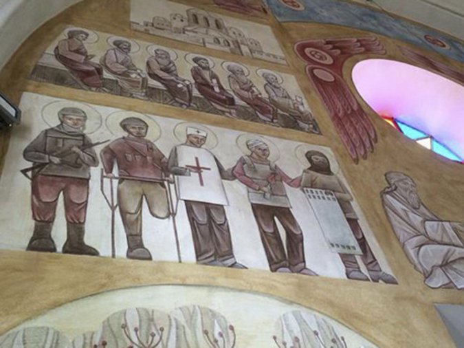 В Львове художники расписали стены храмов фигурами карателей с нимбами В Львове художники расписали стены храмов фигурами карателей с нимбами