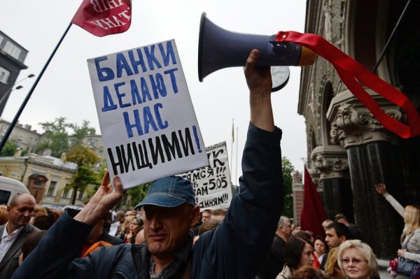 Участники "кредитного Майдана" перекрыли дорогу у здания Верховной Рады Участники "кредитного Майдана" перекрыли дорогу у здания Верховной Рады