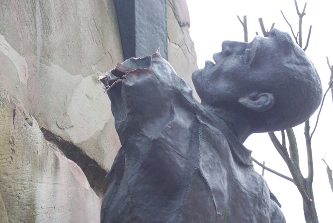 Укроподонки отпилили руку бронзовому памятнику воинам-афганцам