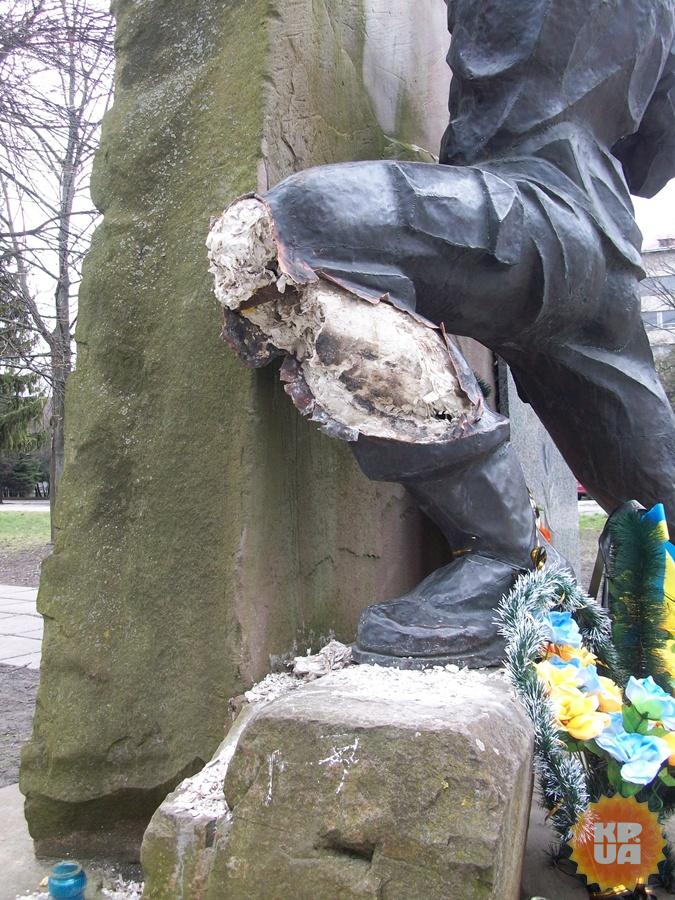 Укроподонки отпилили руку бронзовому памятнику воинам-афганцам