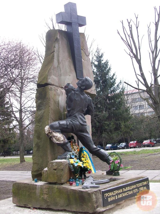 Укроподонки отпилили руку бронзовому памятнику воинам-афганцам