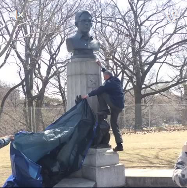 Бюст Сноудена простоял в Нью-Йорке полдня... Бюст Сноудена простоял в Нью-Йорке полдня...