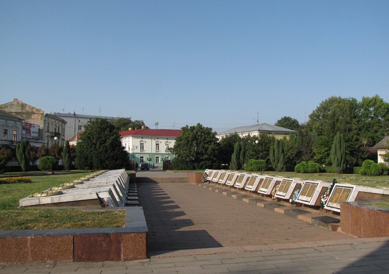 На Галичине валят памятники советским солдатам На Галичине валят памятники советским солдатам