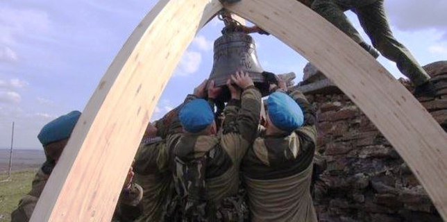 Установка колокола для часовни на Саур-Могиле Установка колокола для часовни на Саур-Могиле