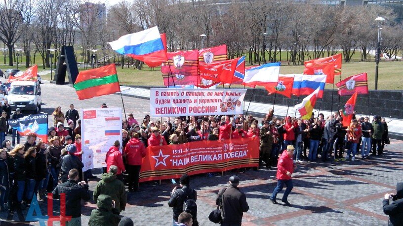 В Донецке развернули самую большую копию Знамени Победы