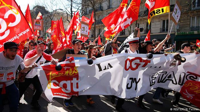 Десятки тысяч французов протестовали против политики Олланда Десятки тысяч французов протестовали против политики Олланда