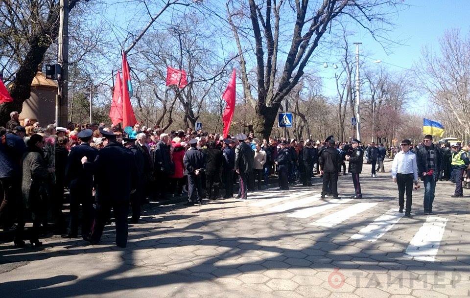 В ожидании Порошенко на Аллее Славы сцепились «куликовцы» и «евромайдановцы» В ожидании Порошенко на Аллее Славы сцепились «куликовцы» и «евромайдановцы»