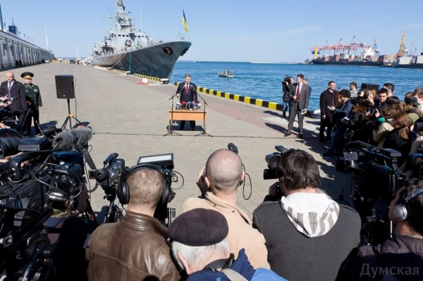Черноморский флот Украины в полном составе...там на дальном плане... Черноморский флот Украины в полном составе...там на дальном плане...