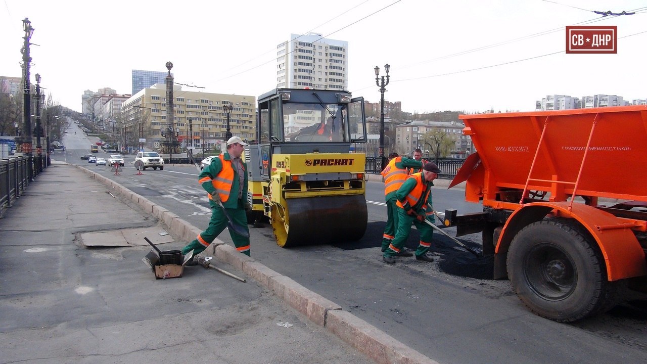 Несмотря на канонаду "террористы" сегодня весь день ремонтируют дороги Донецка Несмотря на канонаду "террористы" сегодня весь день ремонтируют дороги Донецка