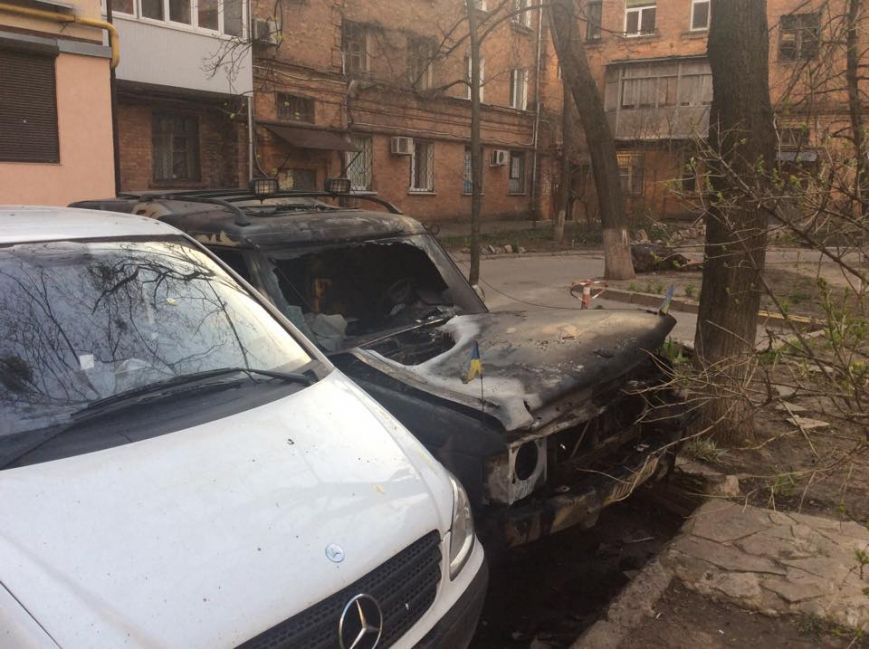 В Харькове ночью сожгли машины евромайдановцев (ФОТО) В Харькове ночью сожгли машины евромайдановцев (ФОТО)