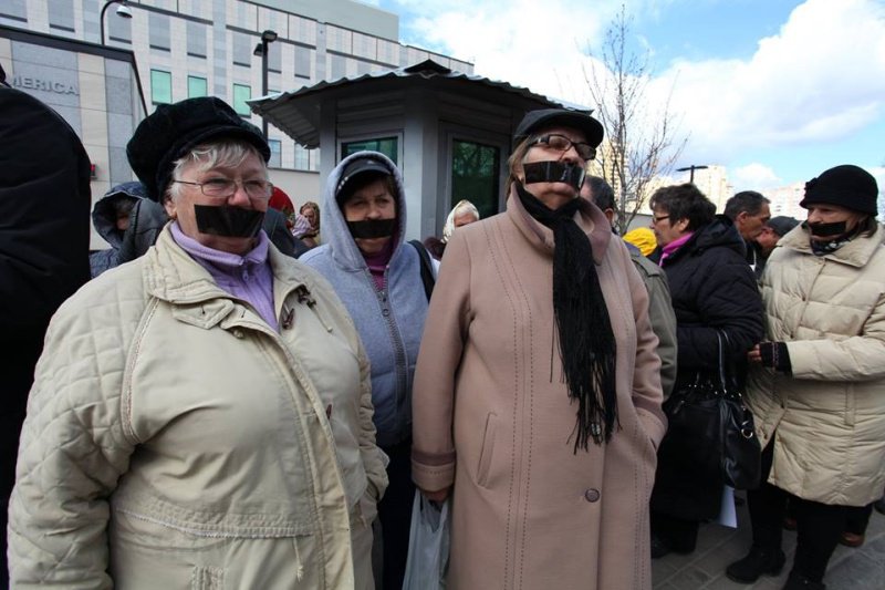 Активисты движения «Прав?Да!» молча «от FUCKали» американское посольство Активисты движения «Прав?Да!» молча «от FUCKали» американское посольство