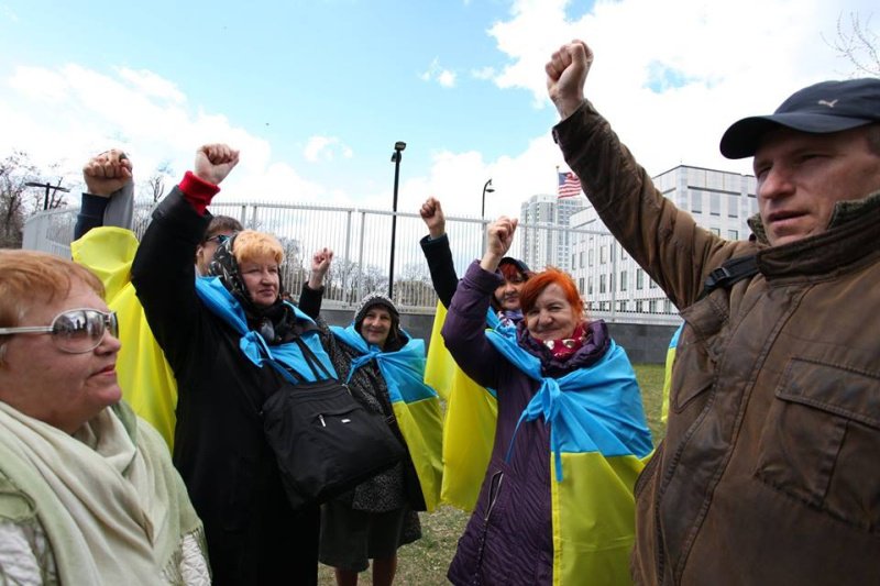 Активисты движения «Прав?Да!» молча «от FUCKали» американское посольство Активисты движения «Прав?Да!» молча «от FUCKали» американское посольство