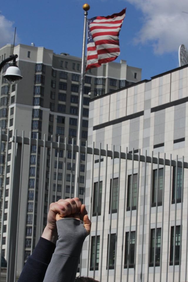 Активисты движения «Прав?Да!» молча «от FUCKали» американское посольство Активисты движения «Прав?Да!» молча «от FUCKали» американское посольство