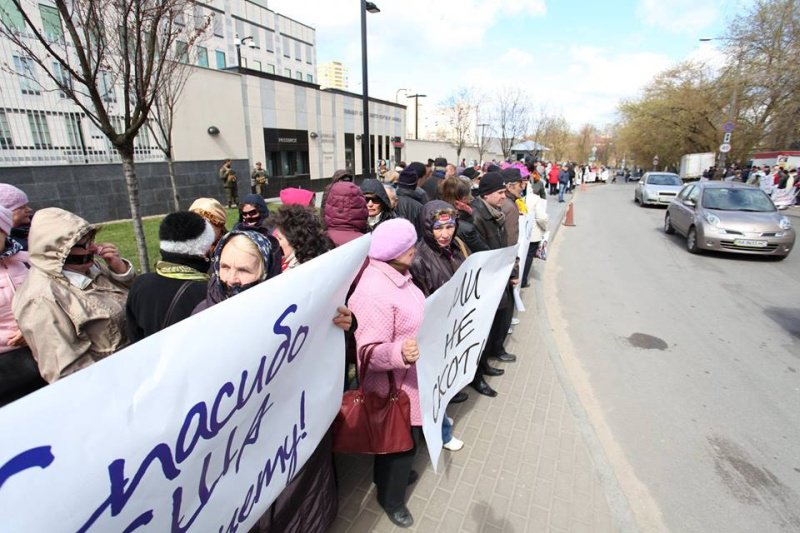 Активисты движения «Прав?Да!» молча «от FUCKали» американское посольство Активисты движения «Прав?Да!» молча «от FUCKали» американское посольство