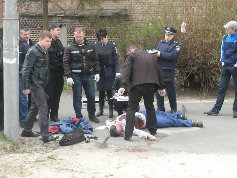В Киеве застрелили журналиста Олеся Бузину В Киеве застрелили журналиста Олеся Бузину