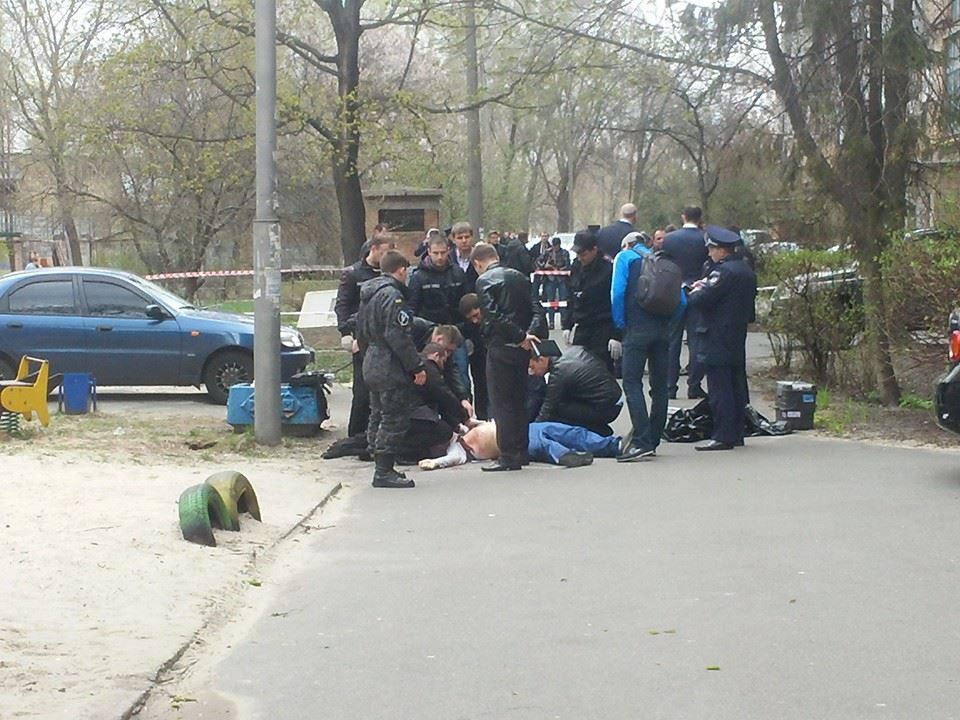 В Киеве застрелили журналиста Олеся Бузину В Киеве застрелили журналиста Олеся Бузину