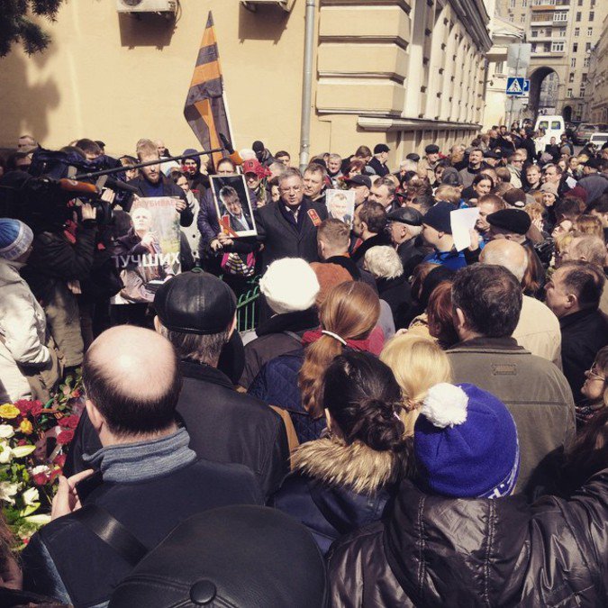 Сотня человек осадила посольство Украины в Москве в память об убитом Бузине Сотня человек осадила посольство Украины в Москве в память об убитом Бузине
