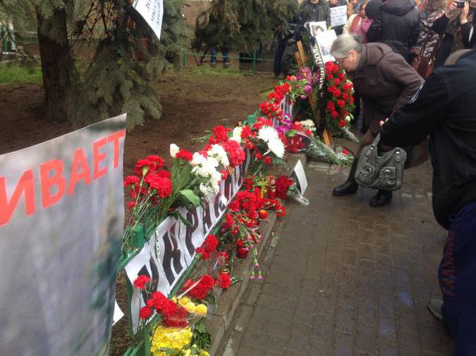 Сотня человек осадила посольство Украины в Москве в память об убитом Бузине Сотня человек осадила посольство Украины в Москве в память об убитом Бузине