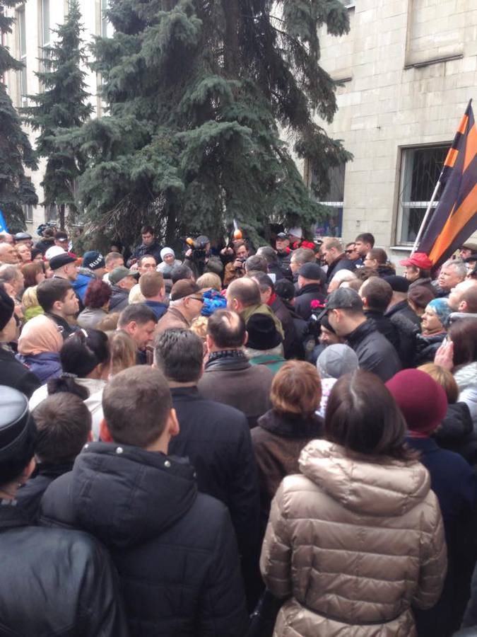 Сотня человек осадила посольство Украины в Москве в память об убитом Бузине Сотня человек осадила посольство Украины в Москве в память об убитом Бузине