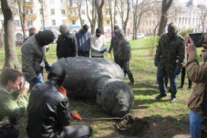 Нацистский реванш. В Чернигове националисты разрушили памятник Щорсу Нацистский реванш. В Чернигове националисты разрушили памятник Щорсу