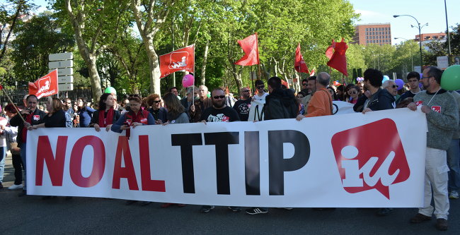 Десятки тысяч испанцев протестовали против соглашения между ЕС и США Десятки тысяч испанцев протестовали против соглашения между ЕС и США