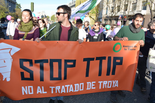 Десятки тысяч испанцев протестовали против соглашения между ЕС и США Десятки тысяч испанцев протестовали против соглашения между ЕС и США