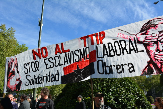 Десятки тысяч испанцев протестовали против соглашения между ЕС и США Десятки тысяч испанцев протестовали против соглашения между ЕС и США