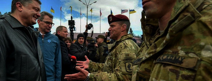 В Сети высмеивают фото Порошенко на открытии учений США под Львовом